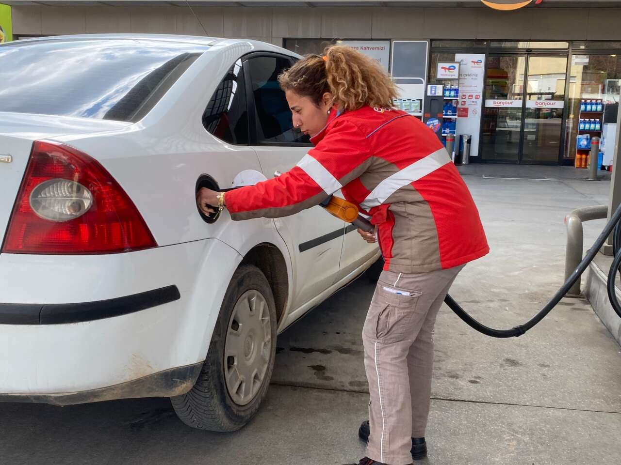 Muğla Menteşe Akaryakıt İstasyonunda Kadın Gücü Öne Çıktı 2